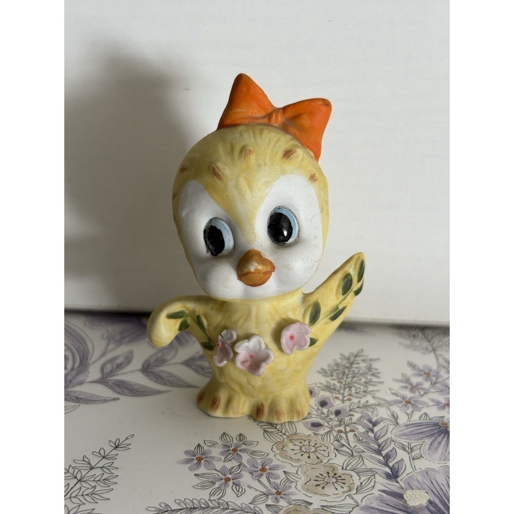 Vintage Chick Figurine Easter Baby Chick With Bow Chalkware Yellow Bird Decor - Picture 2 of 3